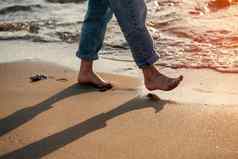 关闭女人脚走光着脚海边假期旅行自由概念人放松夏天