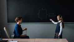 高加索人女孩答案问题女老师黑板上