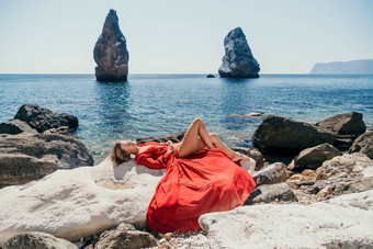 女人夏天旅行海快乐旅游长<strong>红</strong>色的衣服享受采取图片在户外<strong>记忆</strong>女人旅行者摆姿势海滩海包围火山山分享旅行冒险