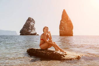 女人夏天旅行海快乐旅游享受采取图片在户外记忆女人旅行者摆姿势海滩海包围火山山分享旅行冒险旅程