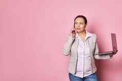 多任务处理工作怀孕了女人会说话的移动电话谈判投资者持有移动PC粉红色的背景