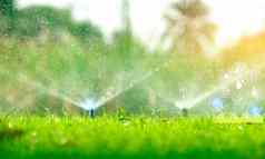 自动草坪上喷水灭火系统浇水绿色草图标聪明的农业概念聪明的农业现代技术概念可持续发展的农业精度农业气候监控