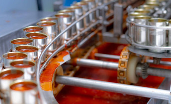 罐头鱼工厂食物行业沙丁鱼红色的番茄酱汁罐头罐食物工厂食物处理生产行食物制造业行业沙丁鱼输送机带