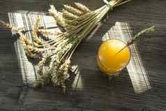新鲜挤压黄色的汁小穗成熟的小麦木表格阳光