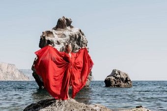 女人旅行海快乐旅游长红色的衣服享受采取图片在户外记忆女人旅行者摆姿势海滩海包围火山山分享旅行冒险旅程