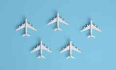 假期业务旅行目的地飞机蓝色的背景