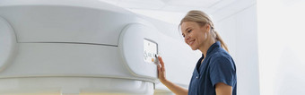 放射科医生控制核磁共振宠物扫描女病人<strong>经历过</strong>程