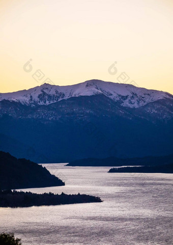 日出美丽的巴塔哥尼亚景观安第斯山脉山范围湖泊