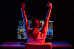 高加索人女人喜乐赢得电脑游戏霓虹灯光黑暗
