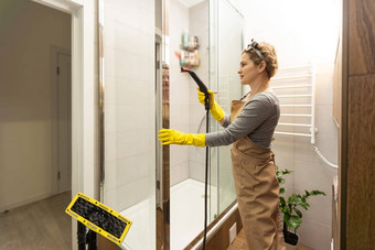 女人浴室清洁首页女洗瓷砖墙蒸汽蒸汽更清洁的快速清洁