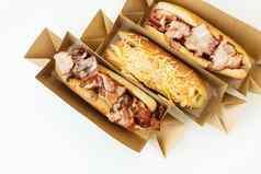 美味的热狗烤餐厅自制的热狗包装培根洋葱蘑菇沙拉街食物交付外卖食物车食物旅行