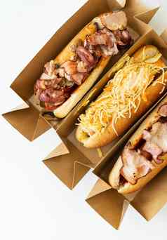 美味的热狗烤餐厅自制的热狗包装培根洋葱蘑菇沙拉街食物交付外卖