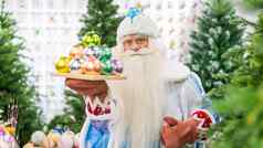俄罗斯圣诞老人老人持有装饰圣诞节树商店