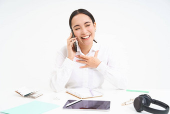 图像亚洲女人办公室会谈手机讨论工作客户<strong>端移动</strong>电话坐在白色背景
