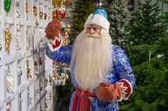 俄罗斯圣诞老人老人选择装饰圣诞节树商店