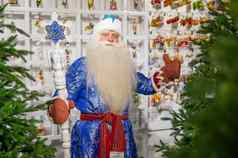 俄罗斯圣诞老人老人选择装饰圣诞节树商店