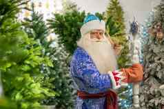 俄罗斯圣诞老人老人工作人员商店人工圣诞节树