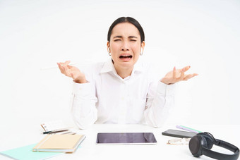 伤心日本办公室经理女人尖叫大喊大叫强调工作坐在办公室陷入困境的情绪白色背景