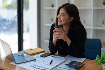 肖像女人业务老板显示快乐微笑脸成功投资业务电脑金融<strong>预算</strong>文档工作