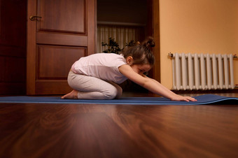 可爱的婴儿女孩伸展运动身体孩子<strong>构成</strong>练习瑜伽蓝色的健身席舒适的木首页室内