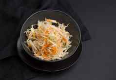卷心菜沙拉自制的沙拉卷心菜胡萝卜苹果木碗黑暗背景前视图素食主义者饮食食物