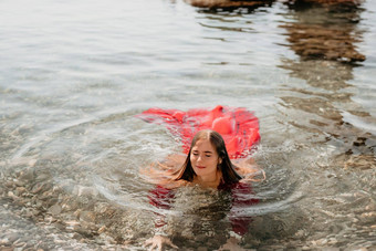 女人旅行海快乐旅游<strong>红</strong>色的衣服享受采取图片在户外<strong>记忆</strong>女人旅行者摆姿势海海滩包围火山山分享旅行冒险旅程