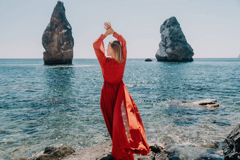 女人夏天旅行海快乐旅游长红色的衣服享受采取图片在户外记忆女人旅行者摆姿势海滩海包围火山山分享旅行冒险