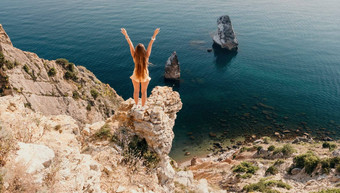 女人旅行海快乐旅游享受采取图片在户外记忆女人旅行者边缘悬崖海湾山分享旅行冒险旅程