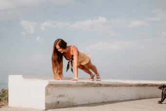 女人公园<strong>瑜伽</strong>一边视图<strong>免费</strong>的平静幸福满意女人长头发站早....公园<strong>瑜伽</strong>位置天空海健康的生活方式在户外公园健身概念