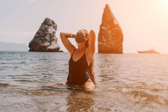 女人夏天旅行海快乐旅游黑色的面具享受采取图片在户外记忆女人旅行者摆姿势海滩海包围火山山分享旅行冒险