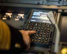 女飞行员插入飞行信息飞机系统飞机控制面板