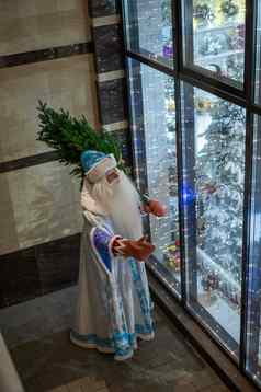 俄罗斯圣诞老人老人交付圣诞节树商店
