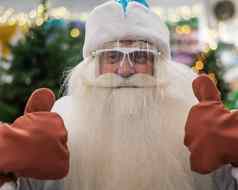 肖像俄罗斯圣诞老人老人穿保护遮阳板显示拇指
