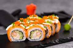 寿司卷黑暗背景日本亚洲食物概念