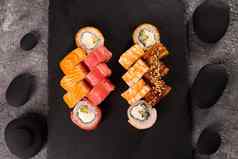 寿司卷集黑暗背景日本亚洲食物概念前视图