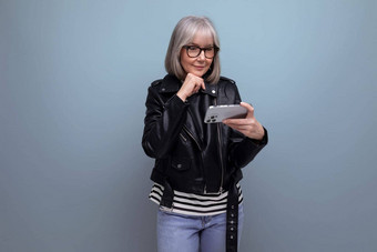 中间年龄业务现代女人灰色的头发互联网智能<strong>手机</strong>明亮的背景