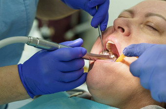 牙医对待牙齿病人诊所