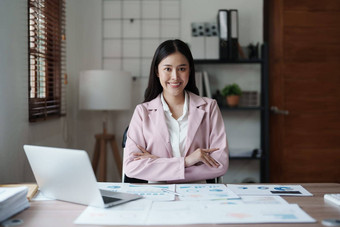 肖像女人业务老板显示快乐微笑脸成功投资业务电脑金融<strong>预算</strong>文档工作