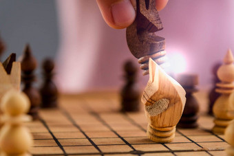 特写镜头商人手玩国际象棋游戏概念业务<strong>策略策略</strong>