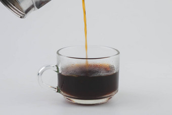 倒咖啡摩卡能透明的玻璃孤立的白色背景特写镜头手倒新鲜酿造滴咖啡杯子准备替代咖啡