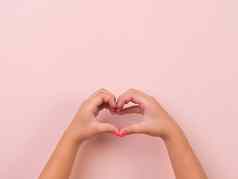 女孩手显示心形状爱同情象征粉红色的背景工作室包手势运动身体语言