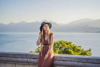 快乐女人旅游背景安塔利亚海山的观点海火鸡安塔利亚城市女旅游旅行者发现有趣的的地方受欢迎的景点走城市卡莱奇安塔利亚火鸡突厥语