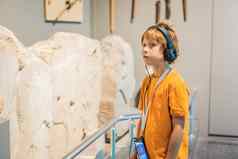 男孩雕塑听音频指南博物馆展览