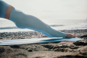 女人海普拉提运动快乐中间岁的女人练习健身海滩海微笑活跃的女培训瑜伽席享受健康的生活方式和谐冥想