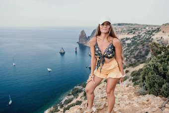 女人旅行海快乐旅游采取图片在户外记忆女人旅行者边缘悬崖海湾山分享旅行冒险旅程