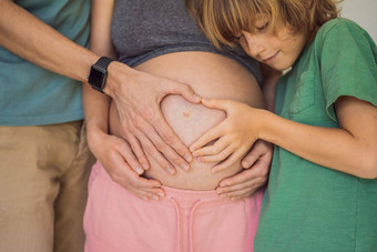怀孕了女人父亲孩子孩子持有手心形状婴儿撞怀孕了肚子手指心象征