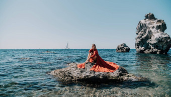 女人旅行海快乐旅游长红色的衣服享受采取图片在户外记忆女人旅行者摆姿势海滩海包围火山山分享旅行冒险旅程