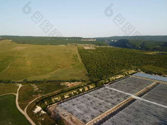 空中视图温室工厂包围小麦场农村场小麦吹风绿色海农<strong>学行</strong>业食物生产