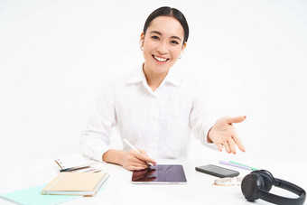 座位微笑亚洲办公室工人经理邀请人表格作品平板电脑扩展手欢迎微笑白色背景