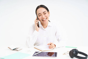 肖像微笑女人企业家会说话的客户<strong>端移动</strong>电话说话手机白色背景
